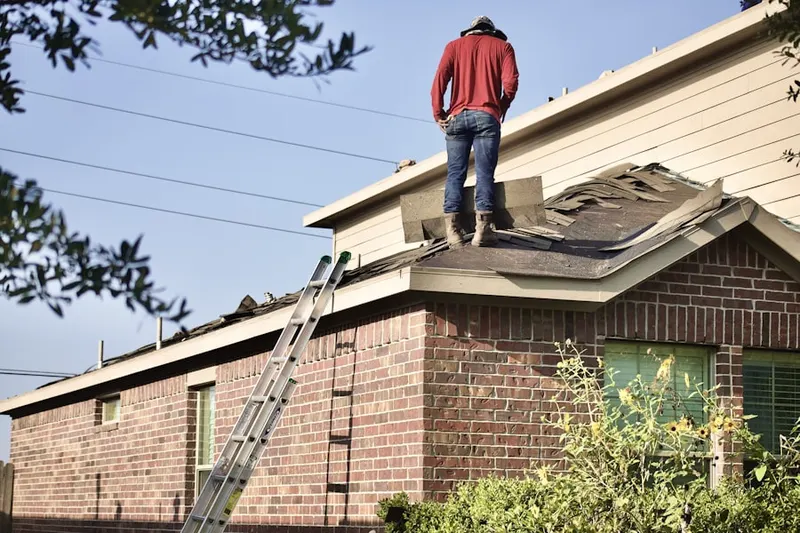 Professional roofer working on a residential roof in Palo del Amo